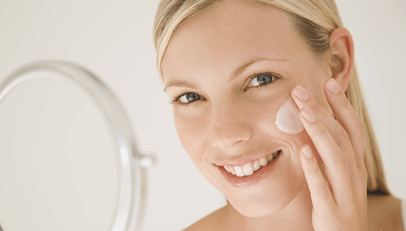 stosowanie kremu do odmłodzenia skóry twarzy