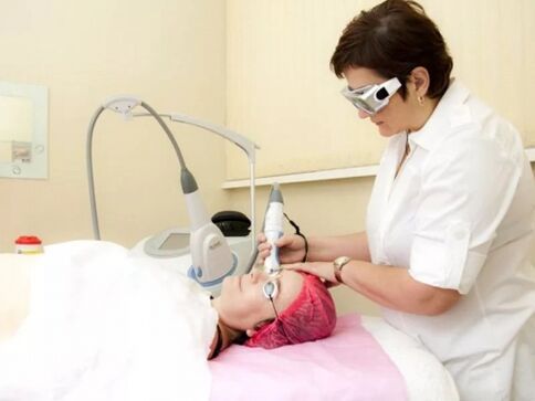 Kosmetolog wykonuje zabieg laserowego odmładzania